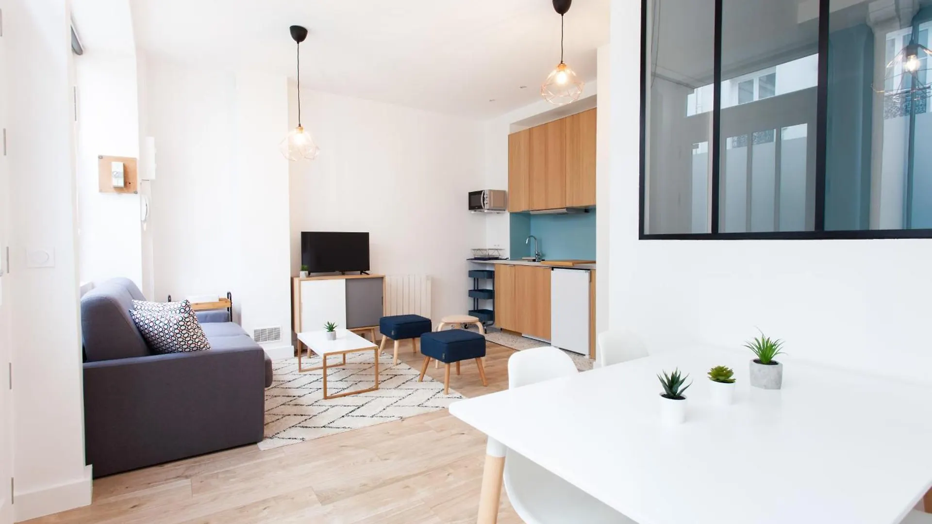 Luminous And Design Close To The Sacred Heart Париж